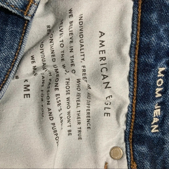 AMERICAN EAGLE Sz 6 Distressed Mid Wash Mom Jeans - Picture 10 of 15